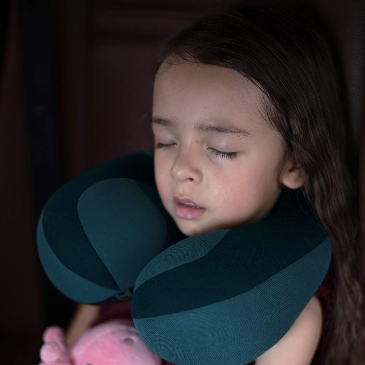 INFANZIA almohada en ambiente de viaje mostrando uso familiar
