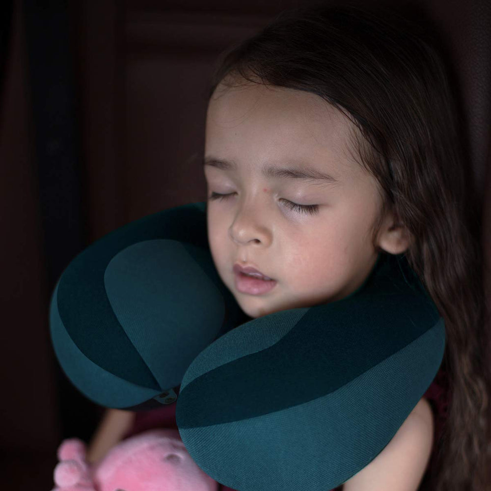 INFANZIA almohada en ambiente de viaje mostrando uso familiar