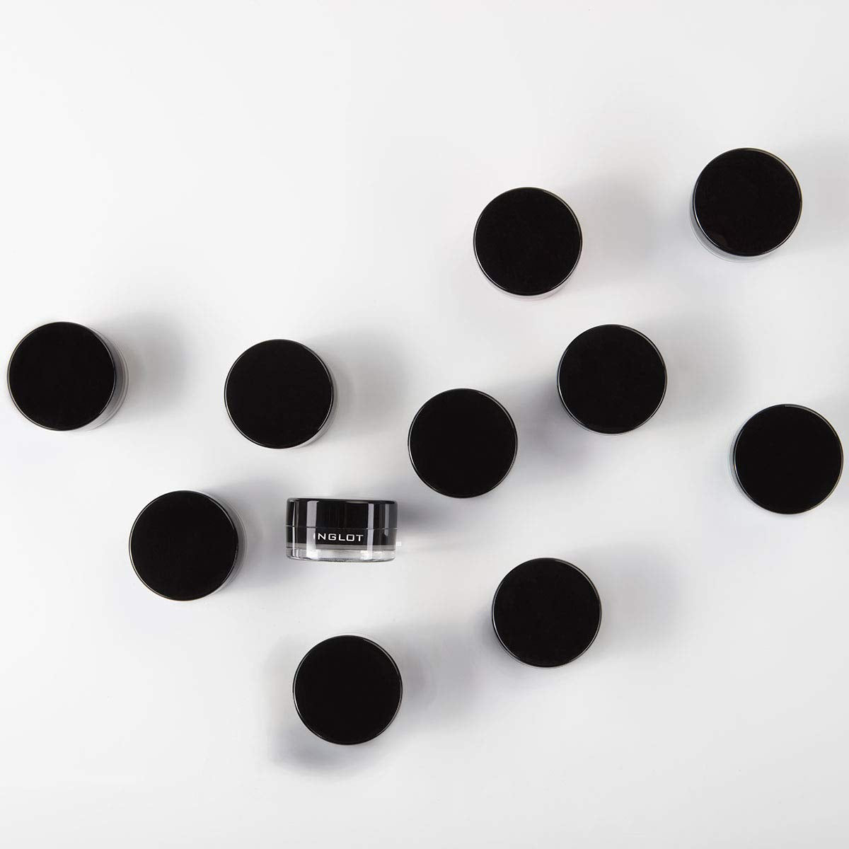 Pincel cargado con Inglot gel, precisión y control al trazar