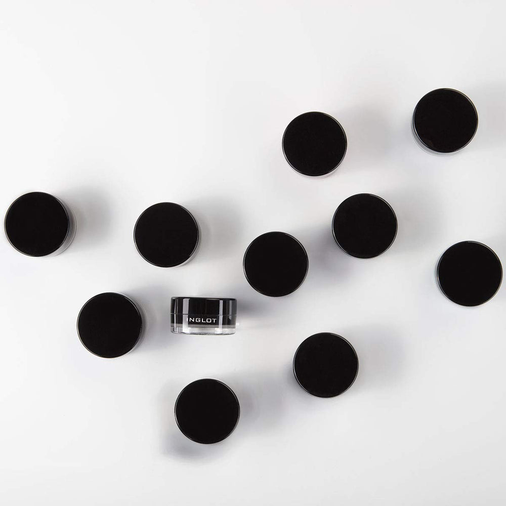 Pincel cargado con Inglot gel, precisión y control al trazar