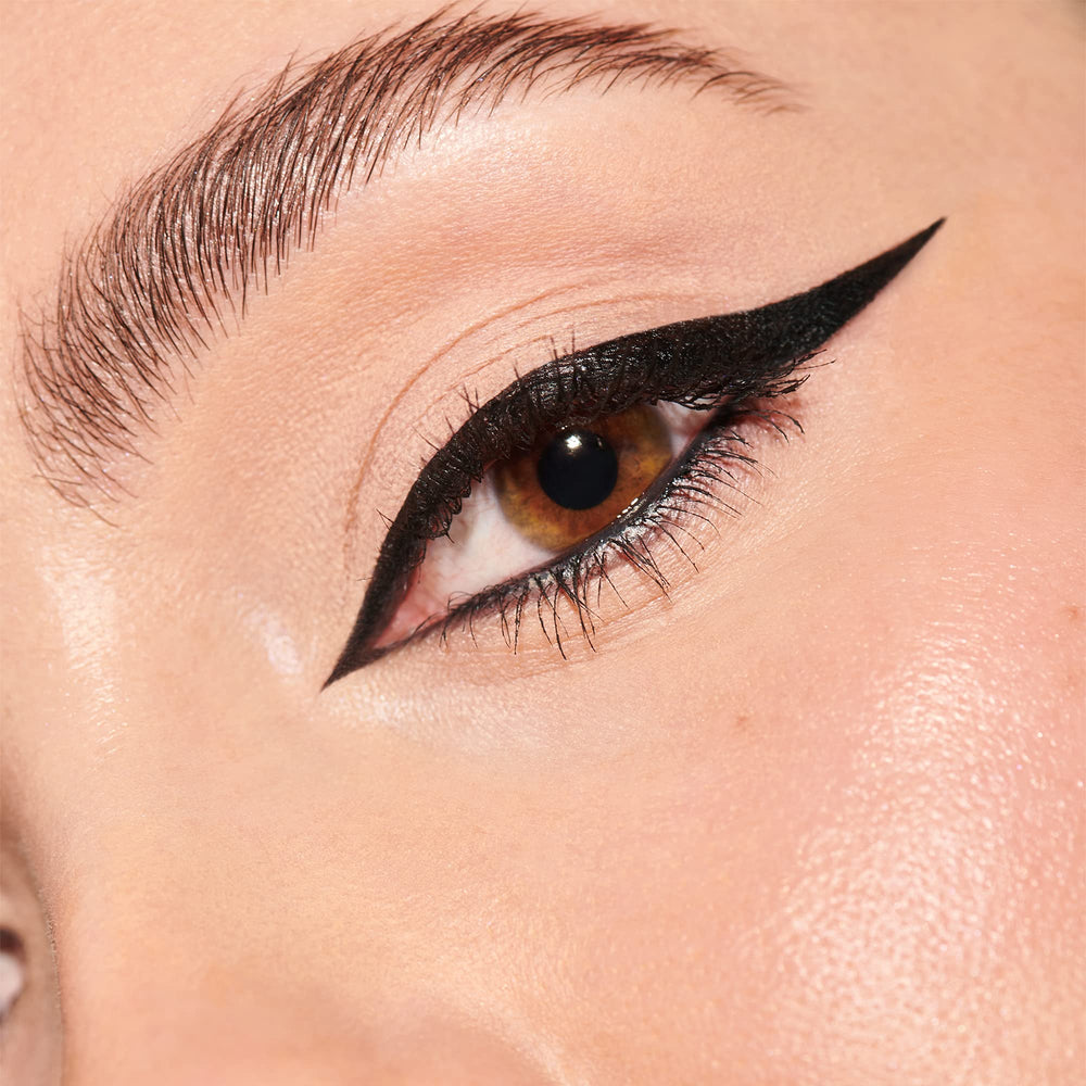 Tarro Inglot en tocador, listo para uso diario y looks nocturnos