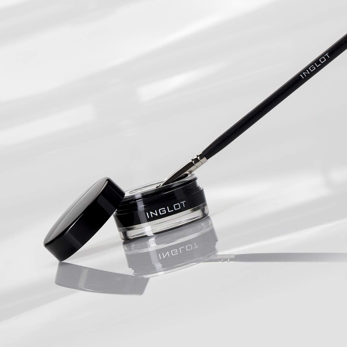 Primer plano textura cremosa del gel Inglot, pigmentación intensa