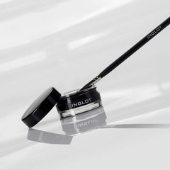 Primer plano textura cremosa del gel Inglot, pigmentación intensa