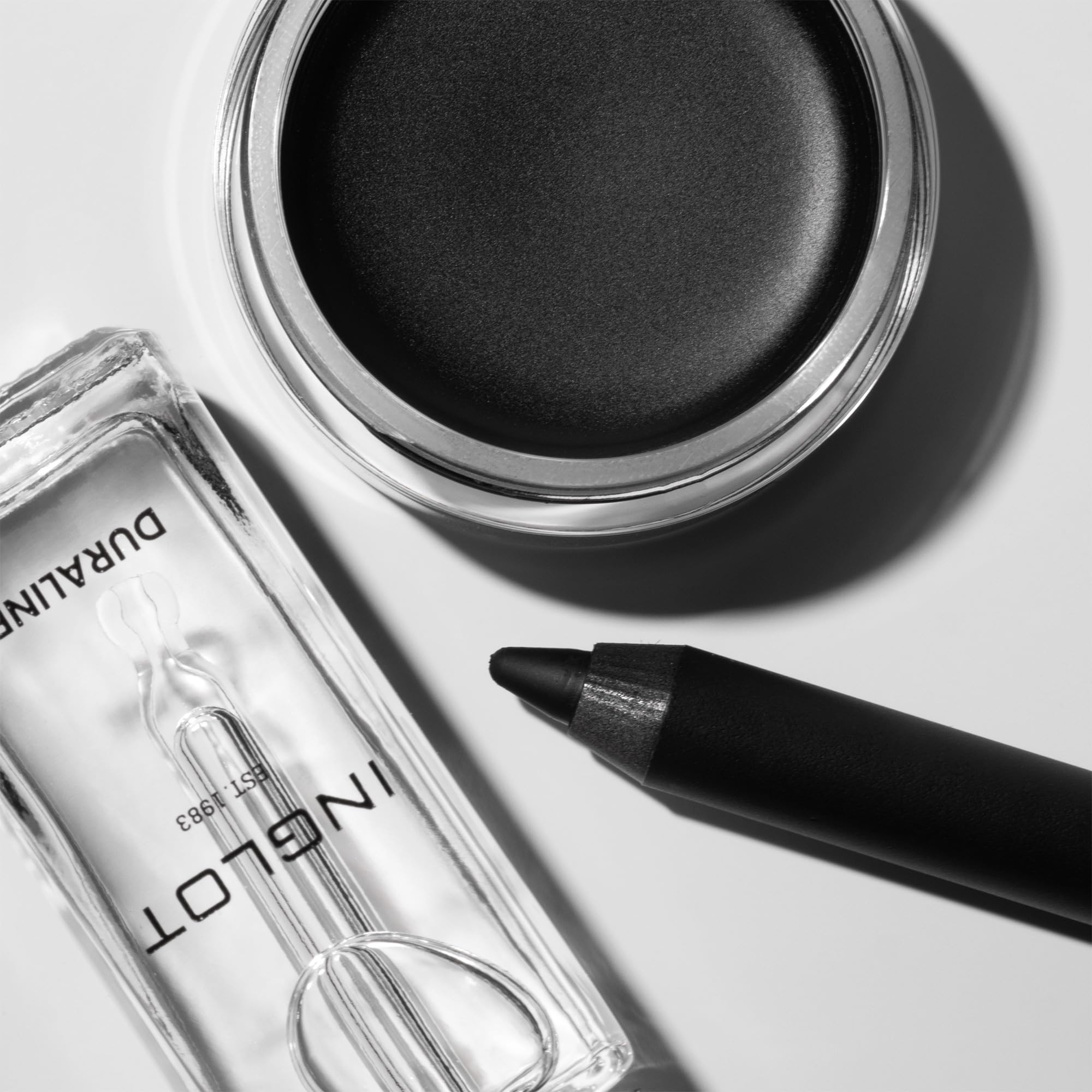 INGLOT Duraline en situación de trabajo profesional, acabado intenso y duradero