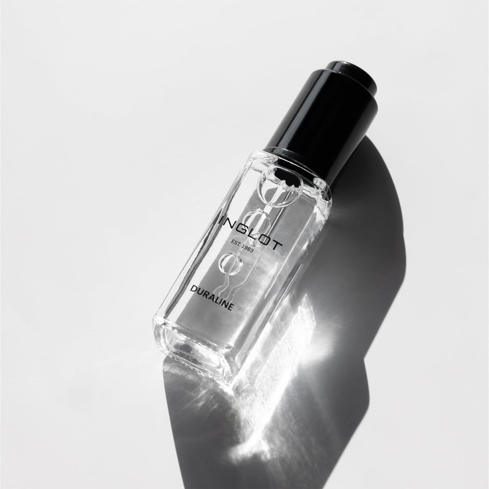 INGLOT Duraline gota sobre paleta, muestra la textura y potencia de pigmento