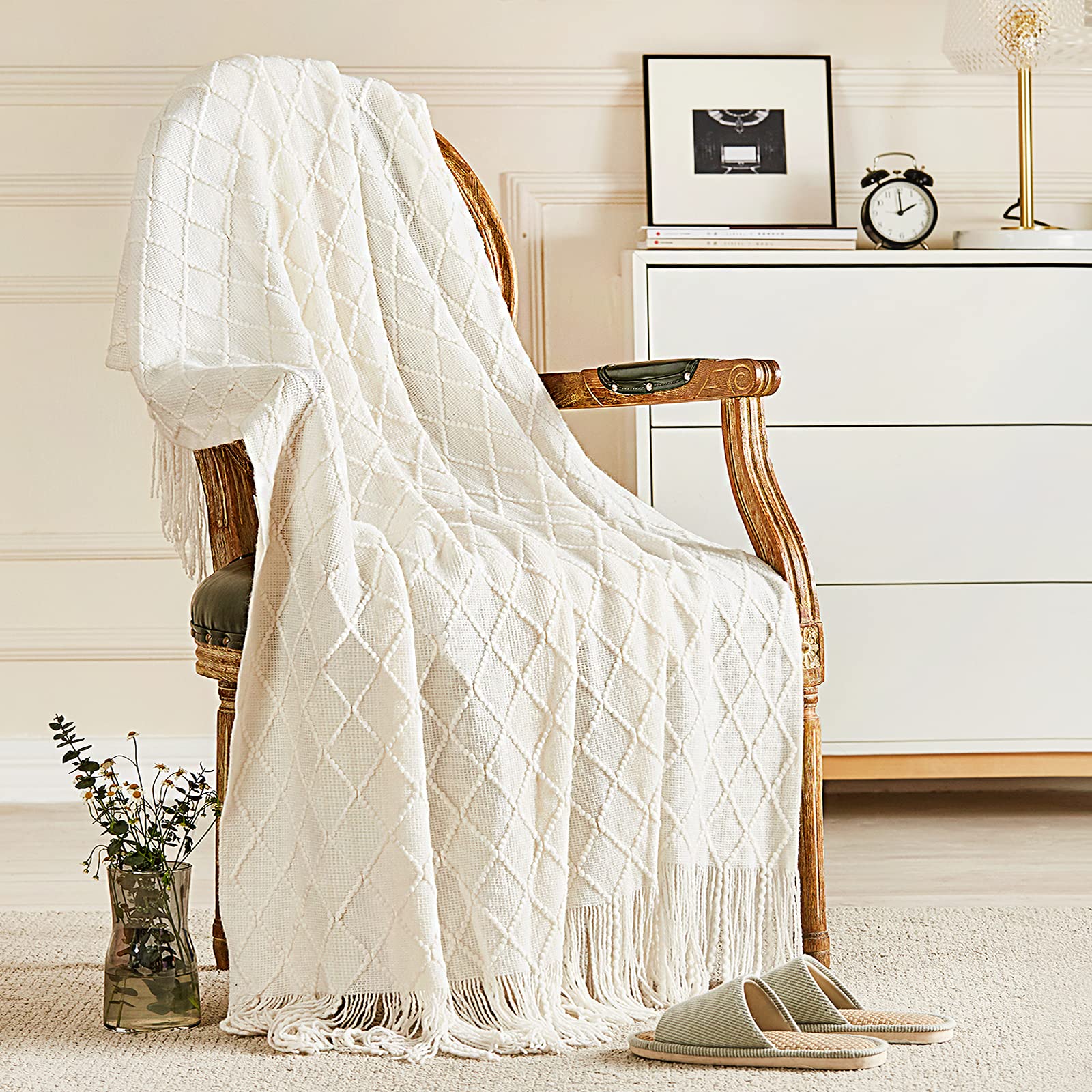 inhand vista frontal de la manta off white mostrando diseño decorativo