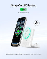 INIU cargador en uso con iPhone vertical mostrando carga magnética segura y manos libres