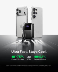 INIU power bank en mano para comparar escala y facilidad de transporte