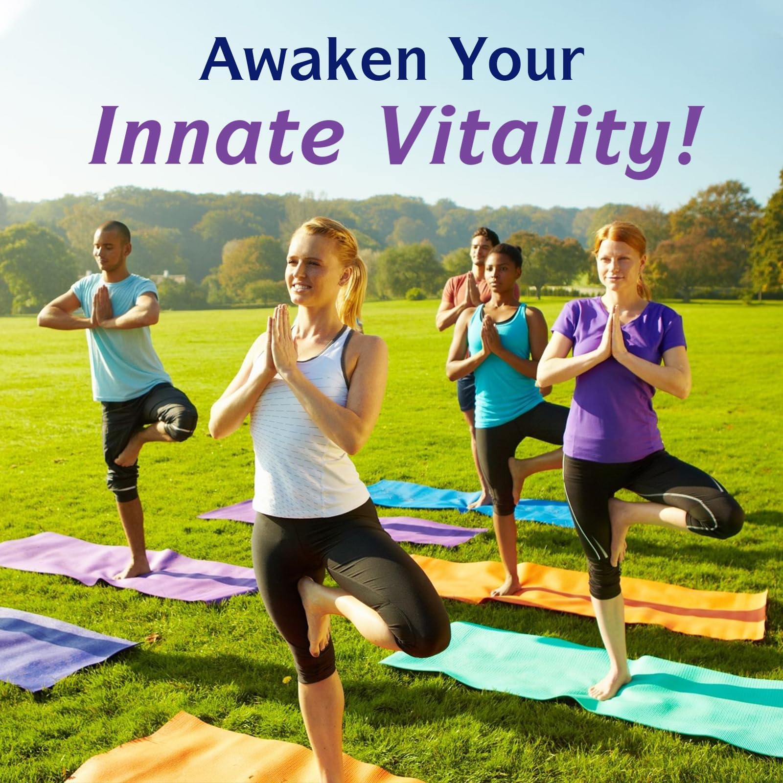 Innate Vitality frasco en mesa junto a vaso y libro, ambiente de bienestar