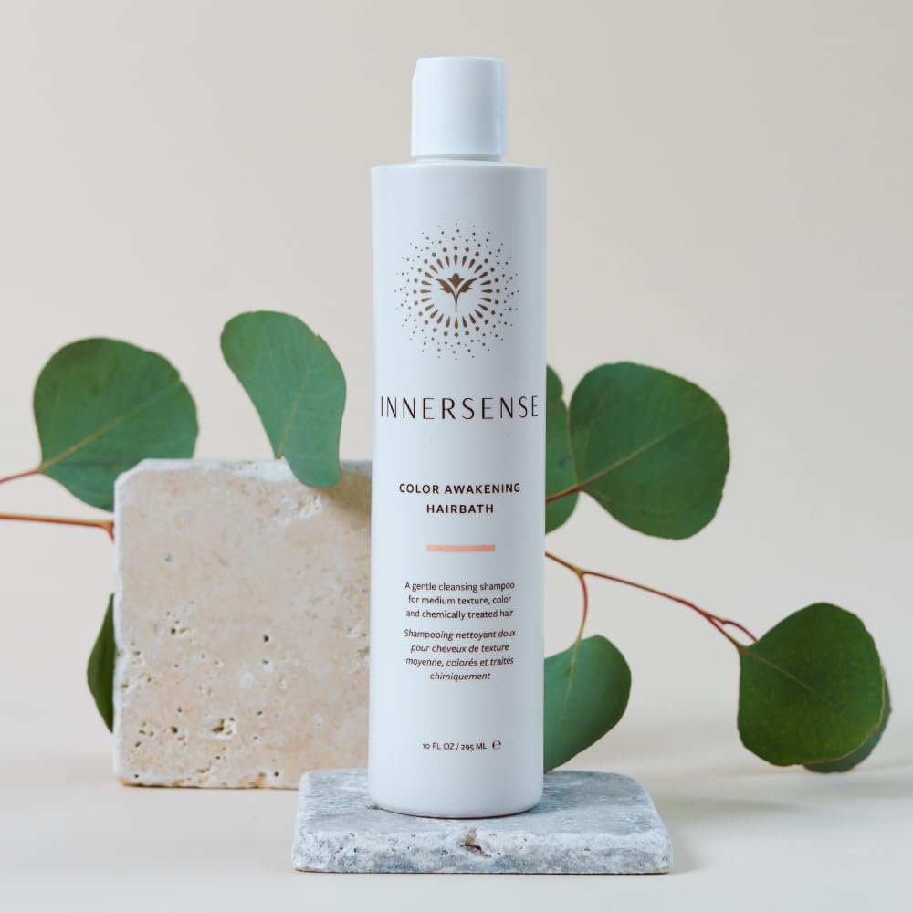 INNERSENSE producto en baño con toallas, transmite cuidado y brillo
