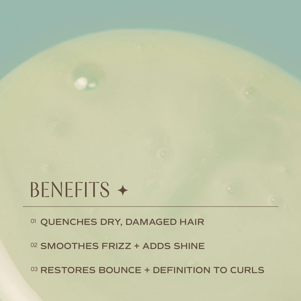 INNERSENSE champú en uso en ducha demostrando fácil aplicación y espuma suave