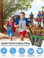 Inspireyes niños usando walkie talkies en parque para juego coordinado