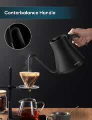 intasting primer plano del pico gooseneck para vertido controlado
