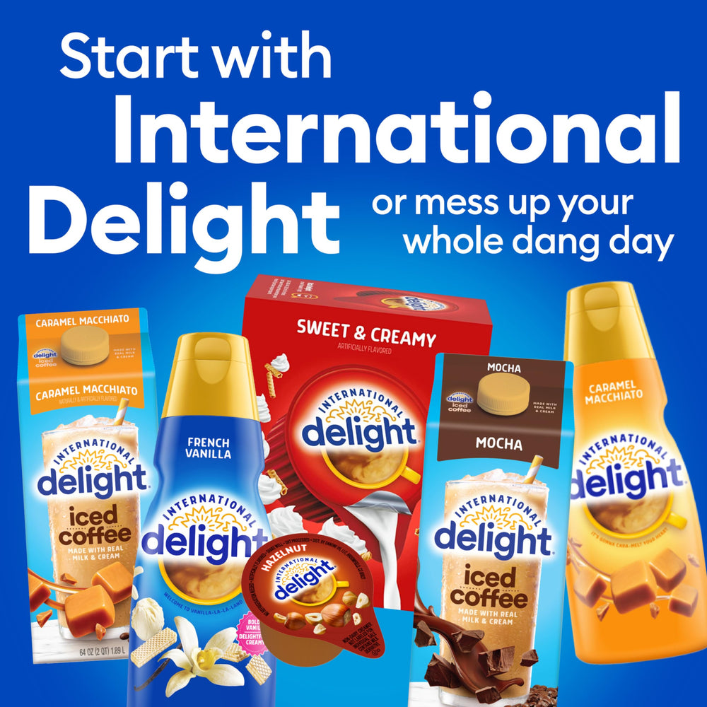 International Delight cápsula en mano para comparar tamaño y porción controlada