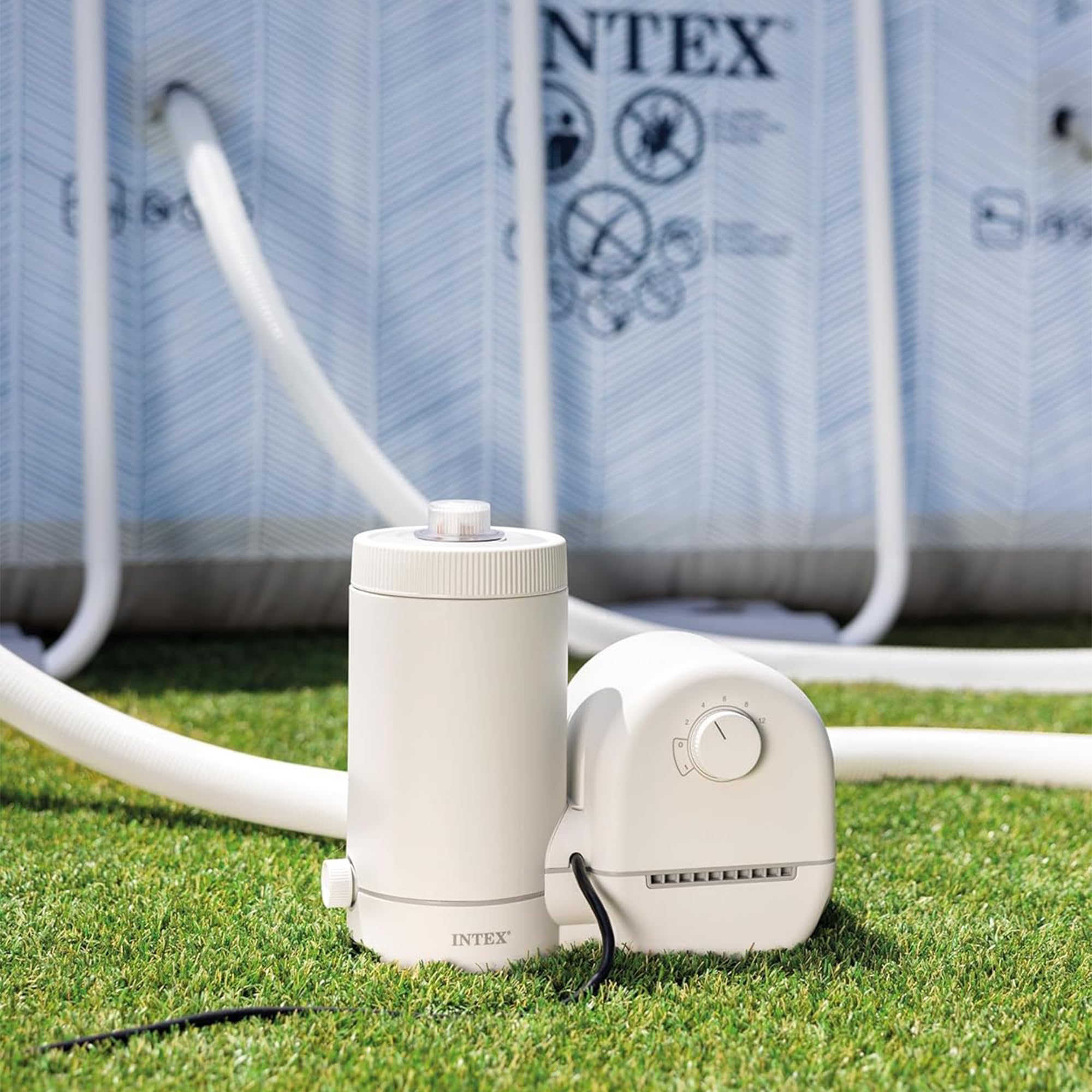 Intex cartucho de dacrón extraído mostrando filtración eficiente y reemplazo sencillo