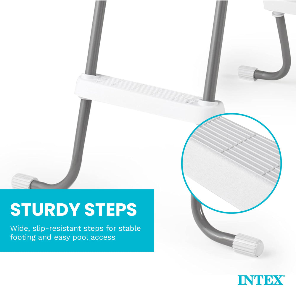 Intex escalera en uso con familia accediendo con seguridad
