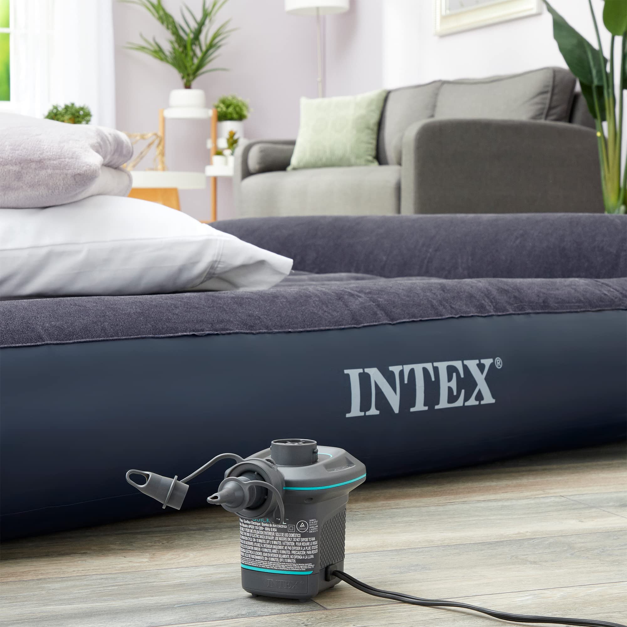 Intex bomba inflando flotador demostrando rapidez y versatilidad