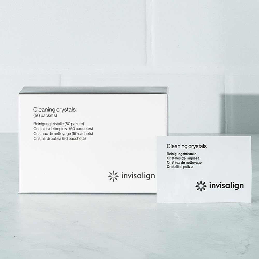 INVISALIGN kit en baño junto a cepillo representando higiene diaria cómoda