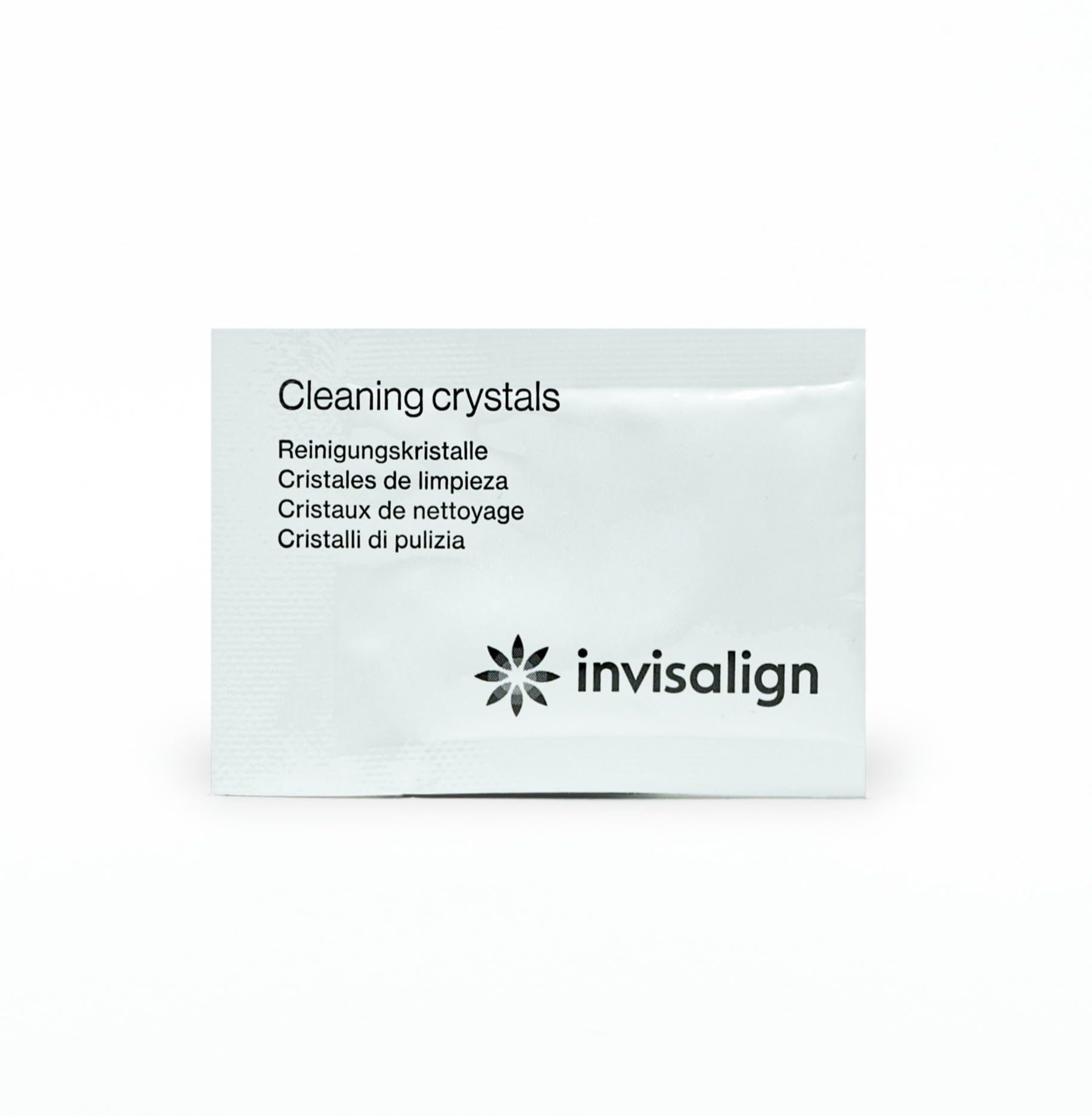 INVISALIGN alineador junto a mano mostrando tamaño y facilidad de manejo