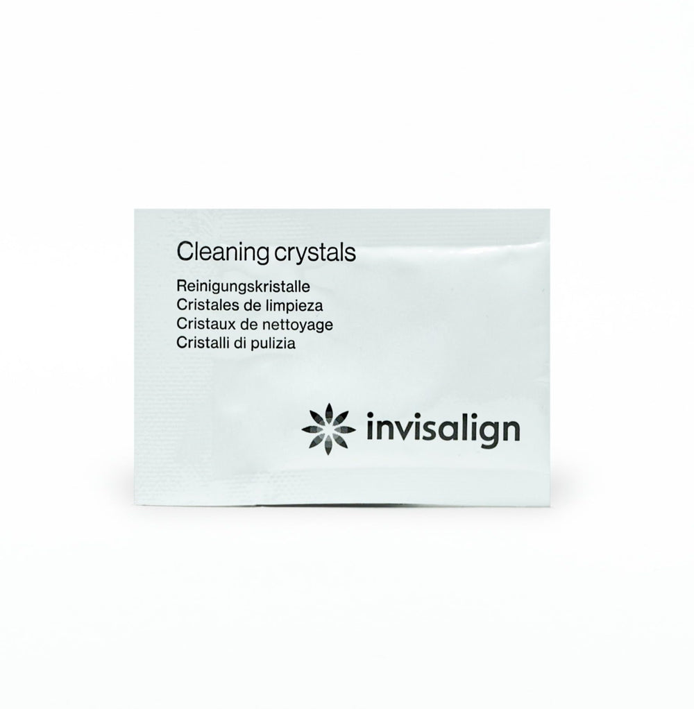 INVISALIGN alineador junto a mano mostrando tamaño y facilidad de manejo
