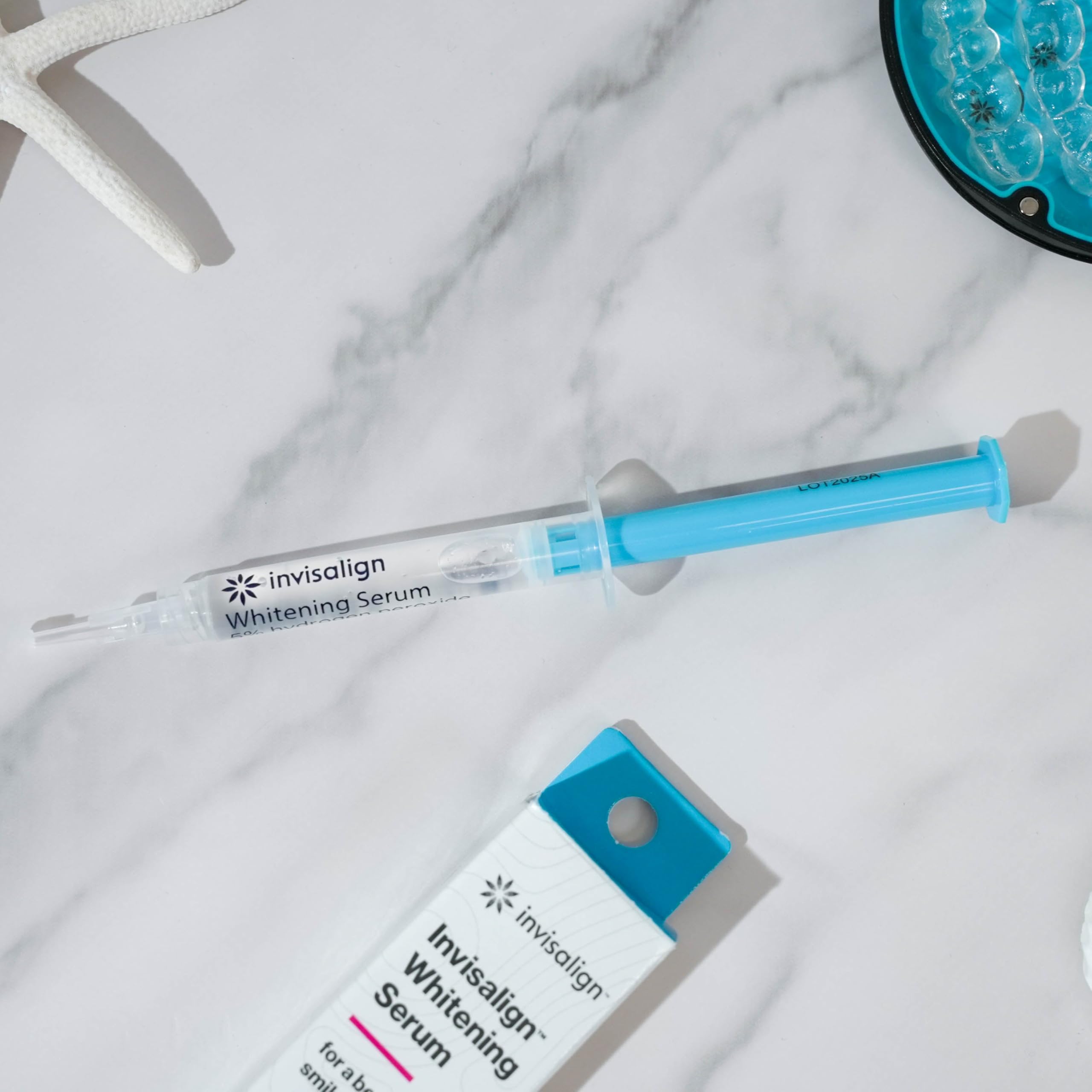 INVISALIGN comparación tamaño 3 ml junto a un bolígrafo para mostrar escala portátil