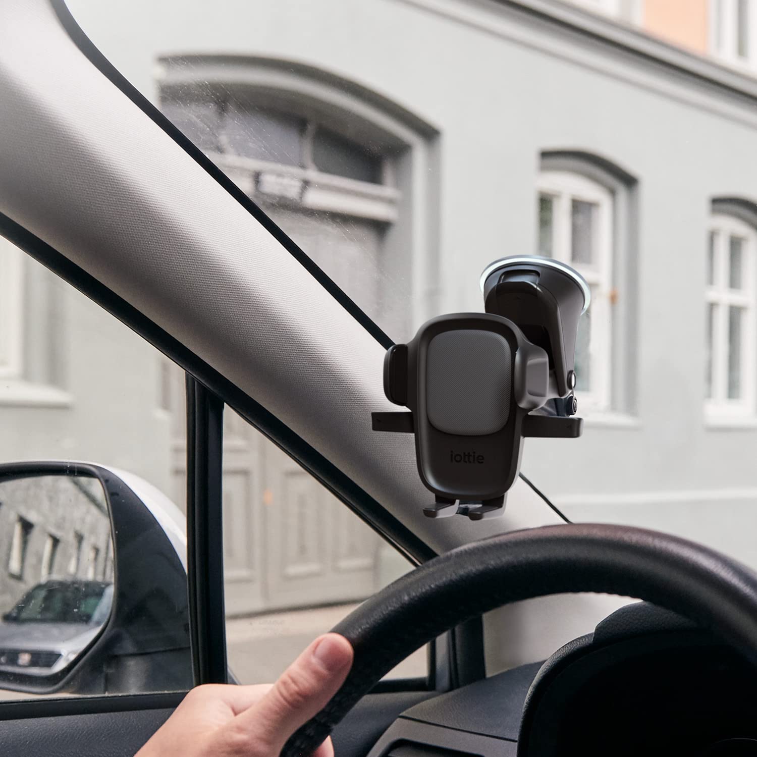 iOttie comparación de escala con smartphone para visualizar tamaño