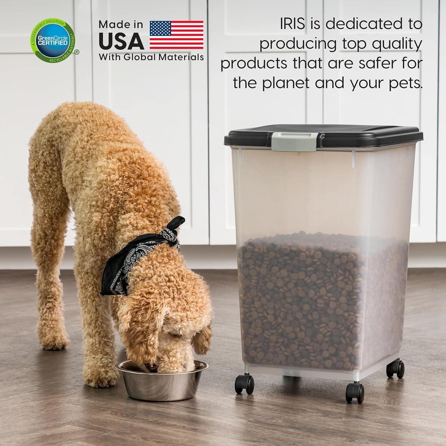 IRIS USA contenedor en uso en cocina organizando alimento de mascotas