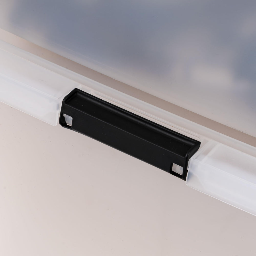 IRIS USA caja junto a objetos para comparar dimensiones y capacidad visible