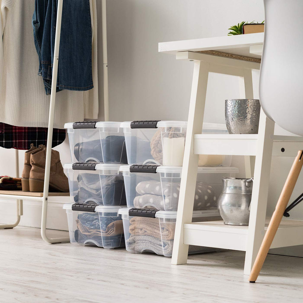 IRIS USA colocadas bajo cama demostrando tamaño compacto y utilidad