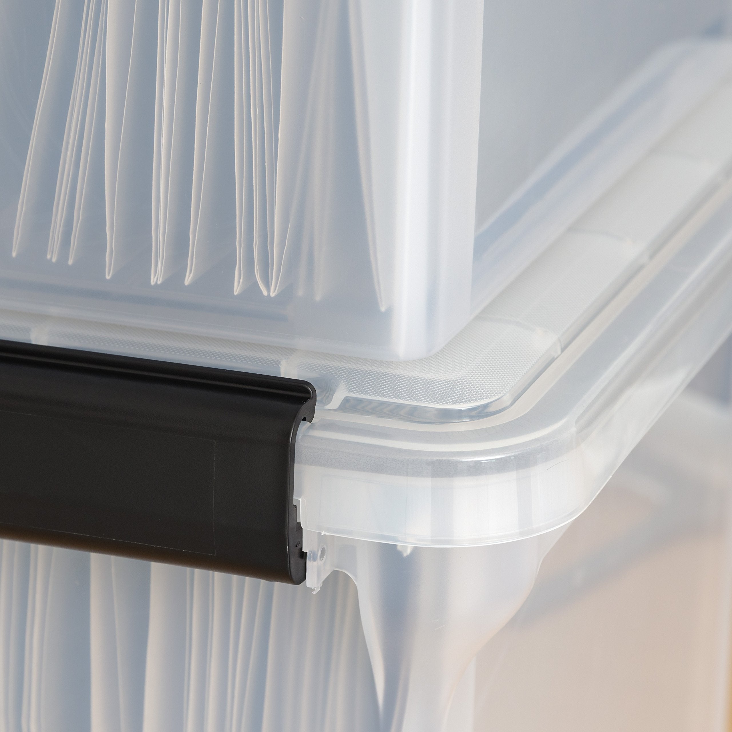 IRIS USA persona transportando caja con hebillas cerradas para mudanza segura