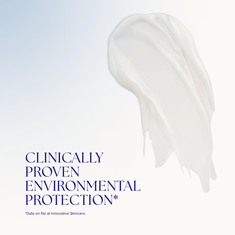 iS CLINICAL producto colocado en baño moderno mostrando uso en rutina diaria