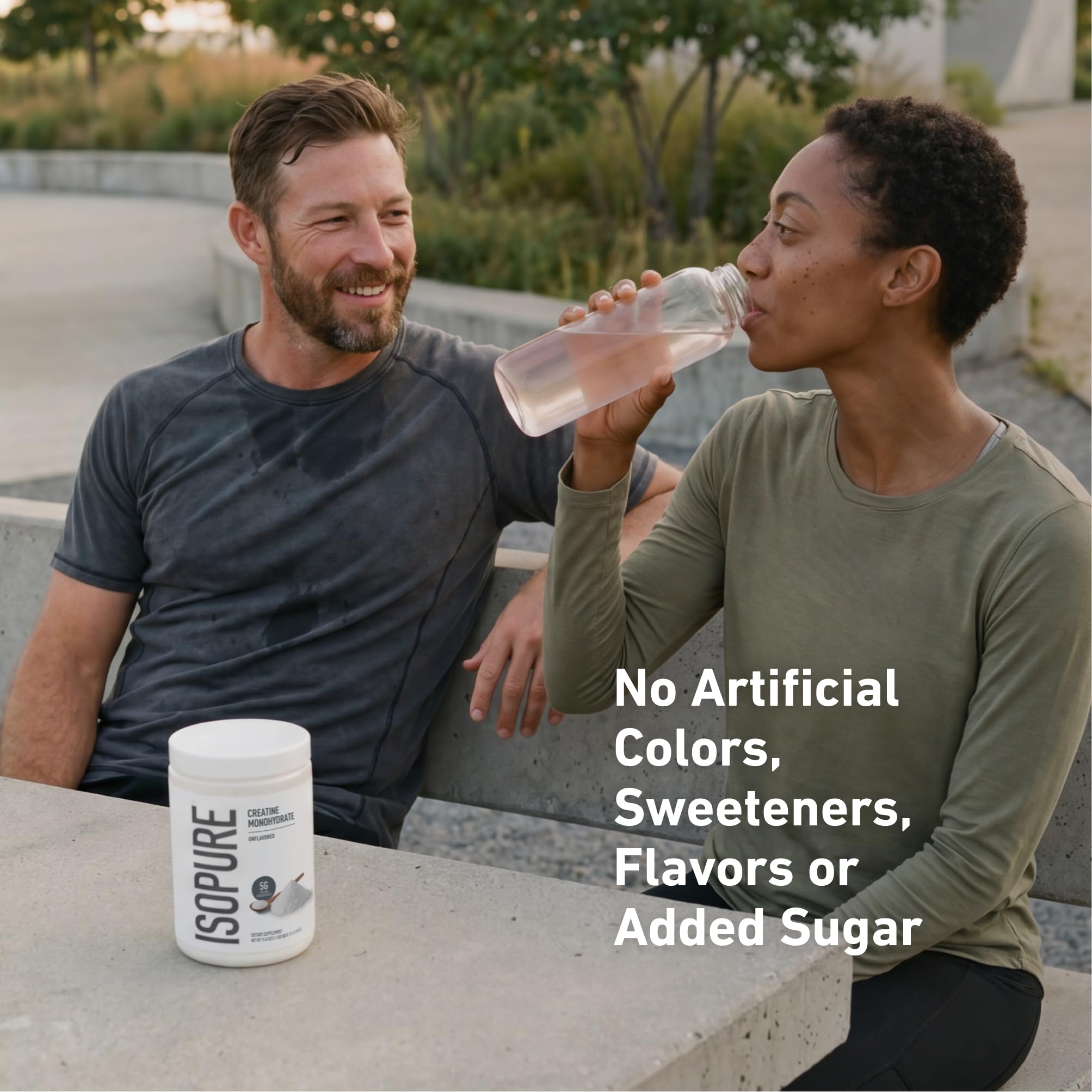 Isopure polvo disolviéndose en agua, demuestra mezcla sin grumos