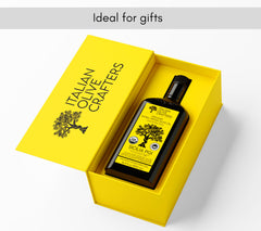 Italian Olive Crafters vertiendo aceite sobre ensalada para realzar sabor
