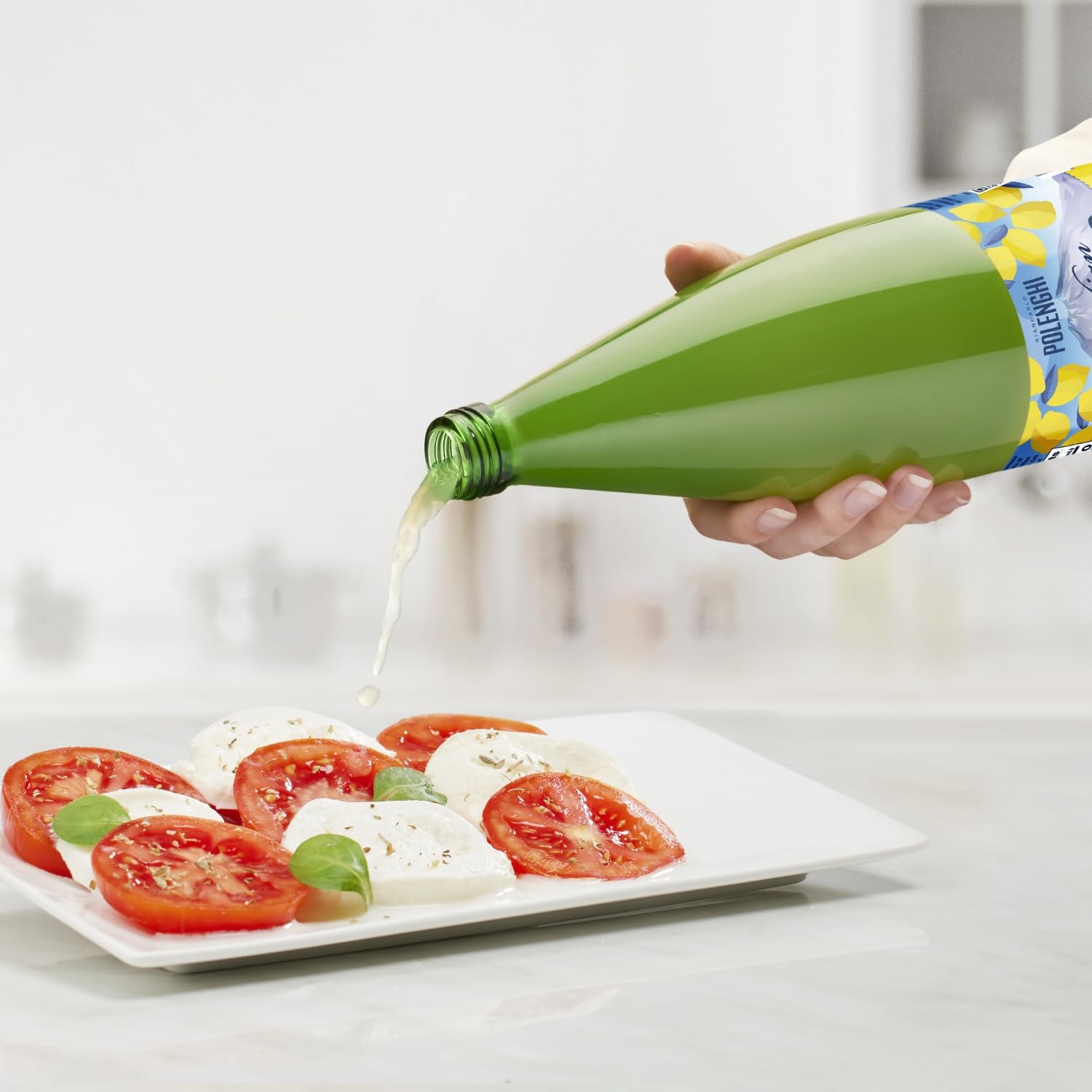 Italian Volcano junto a limones frescos para comparar tamaño y rendimiento por botella