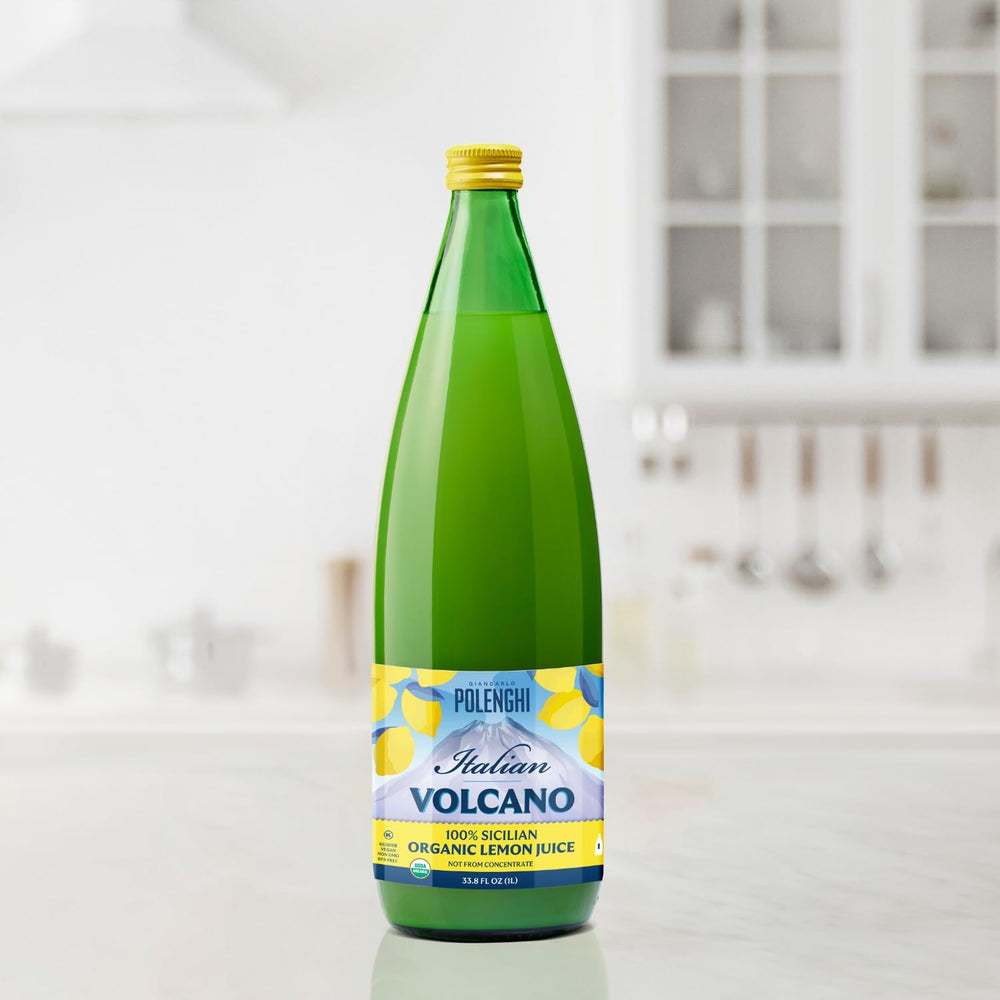 Italian Volcano zumo vertiéndose para mostrar textura y apariencia fresca