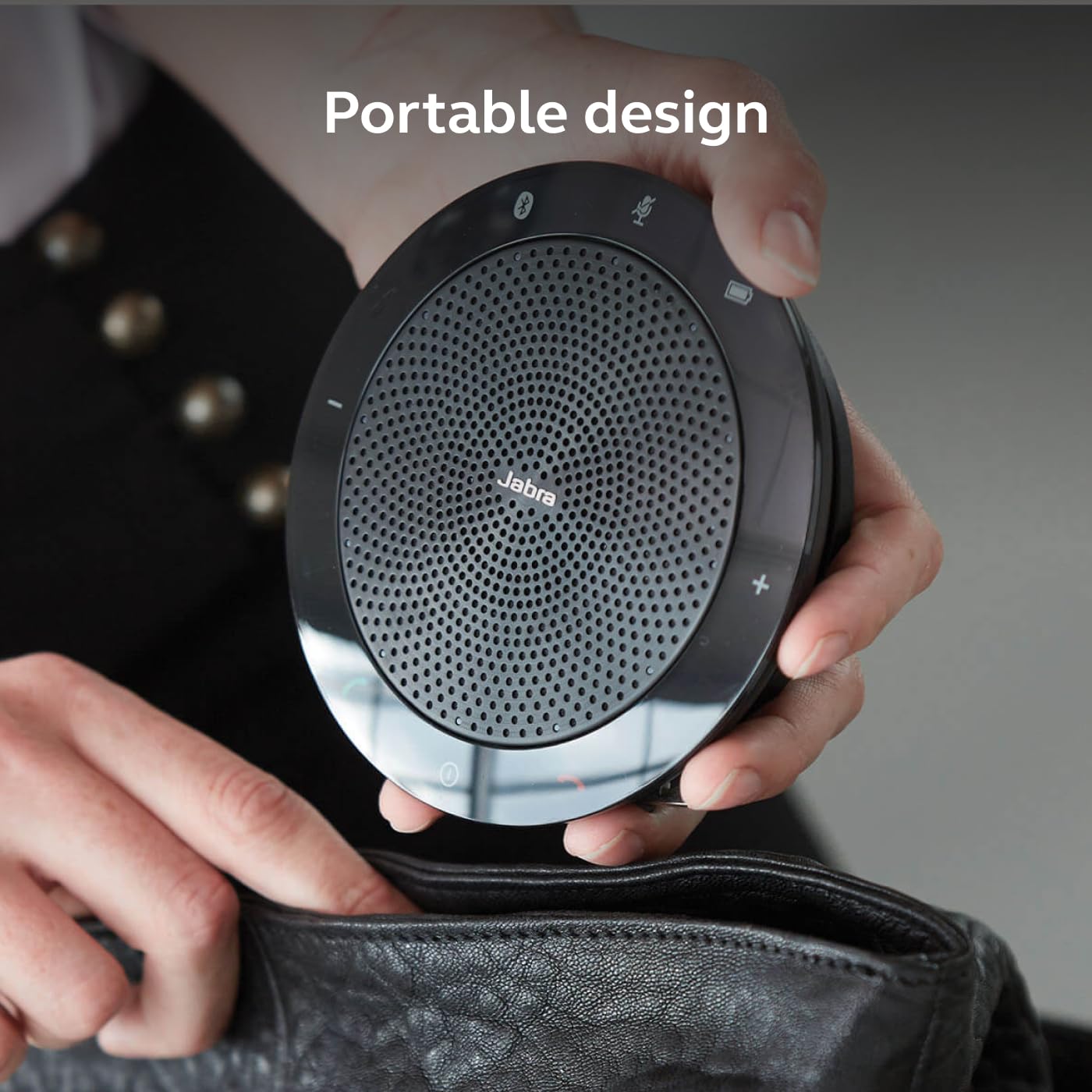 Jabra Speak 510 en escritorio con portátil listo para videoconferencia