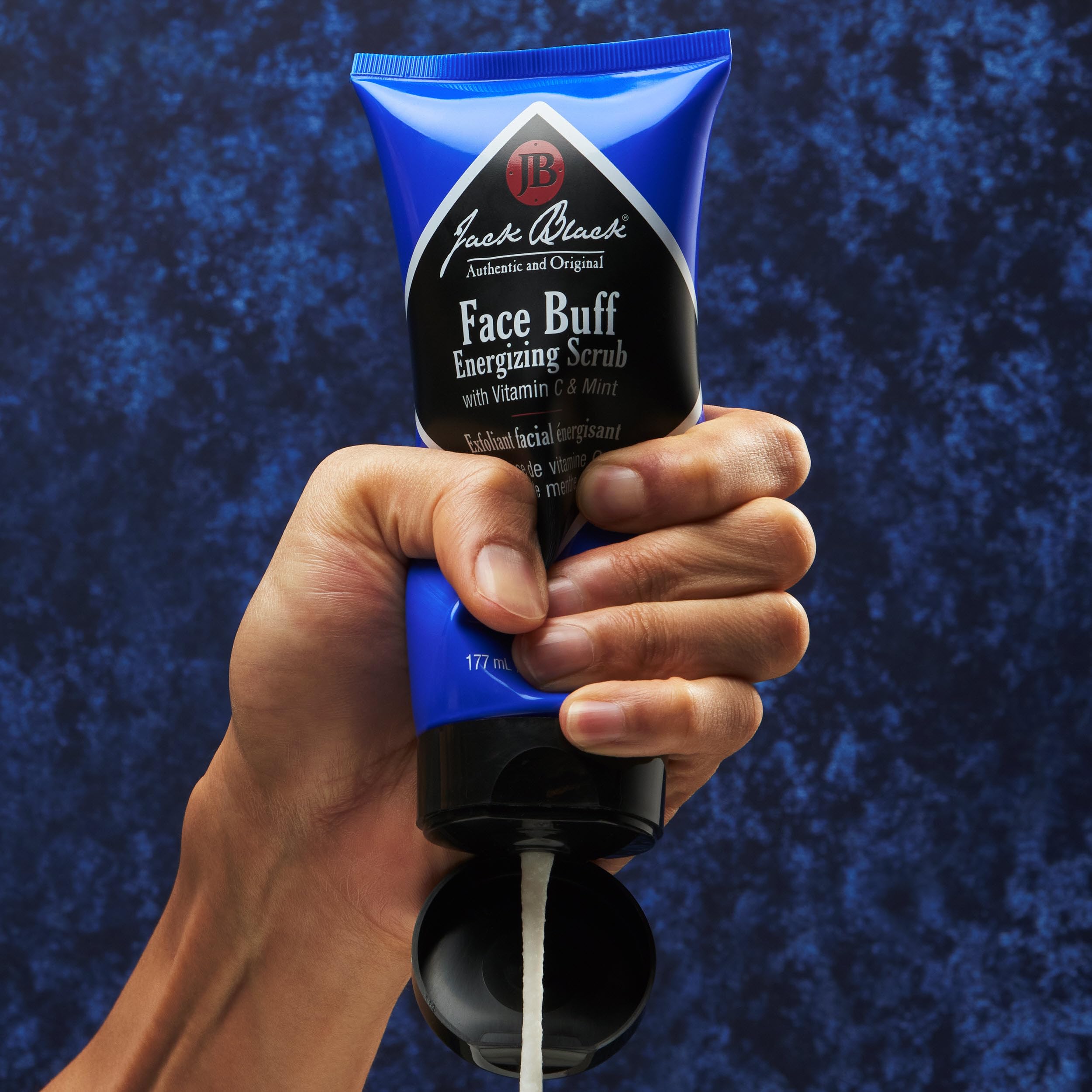 Jack Black textura en mano con crema y partículas que exfolian suavemente