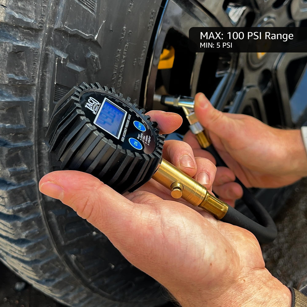 JACO ElitePro junto a regla para comparar tamaño y ergonomía en mano