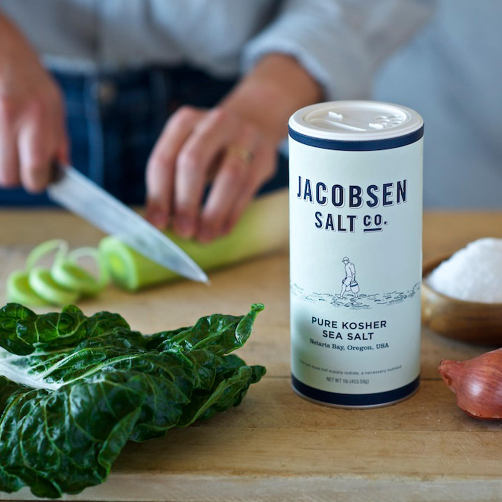 Jacobsen Salt Co. frasco en cocina iluminada mostrando uso cotidiano y estilo