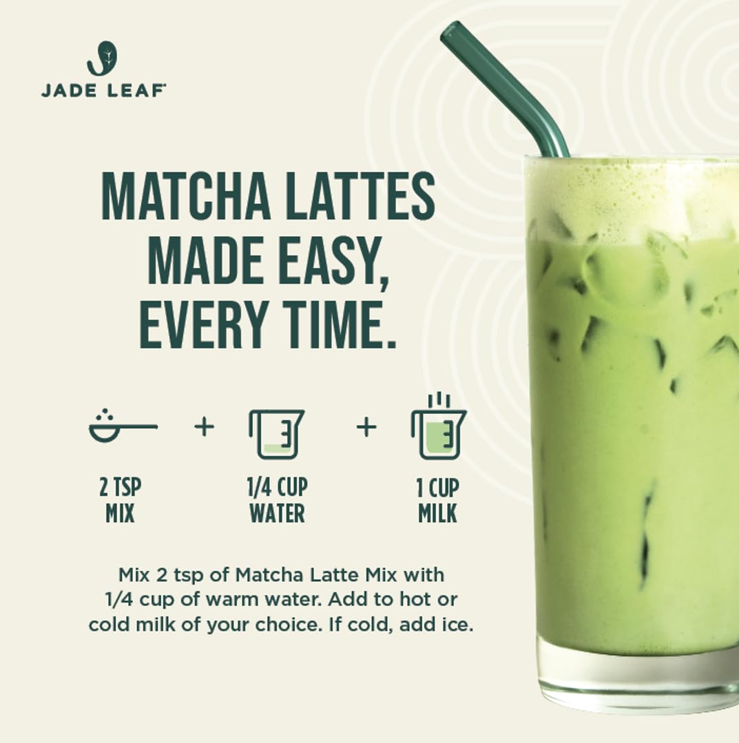 Jade Leaf Matcha latte en vaso con espuma perfecta listo para servir