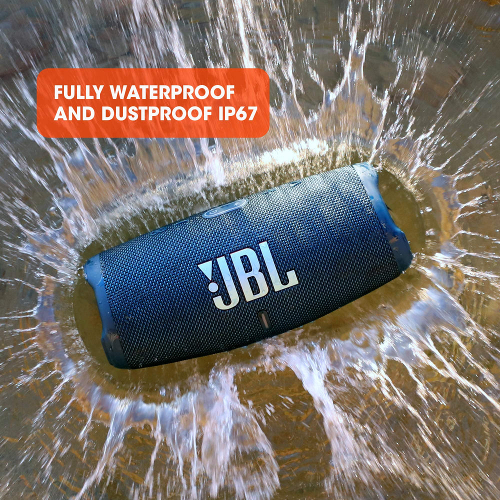 JBL Charge 5 en mano para comparar tamaño y portabilidad