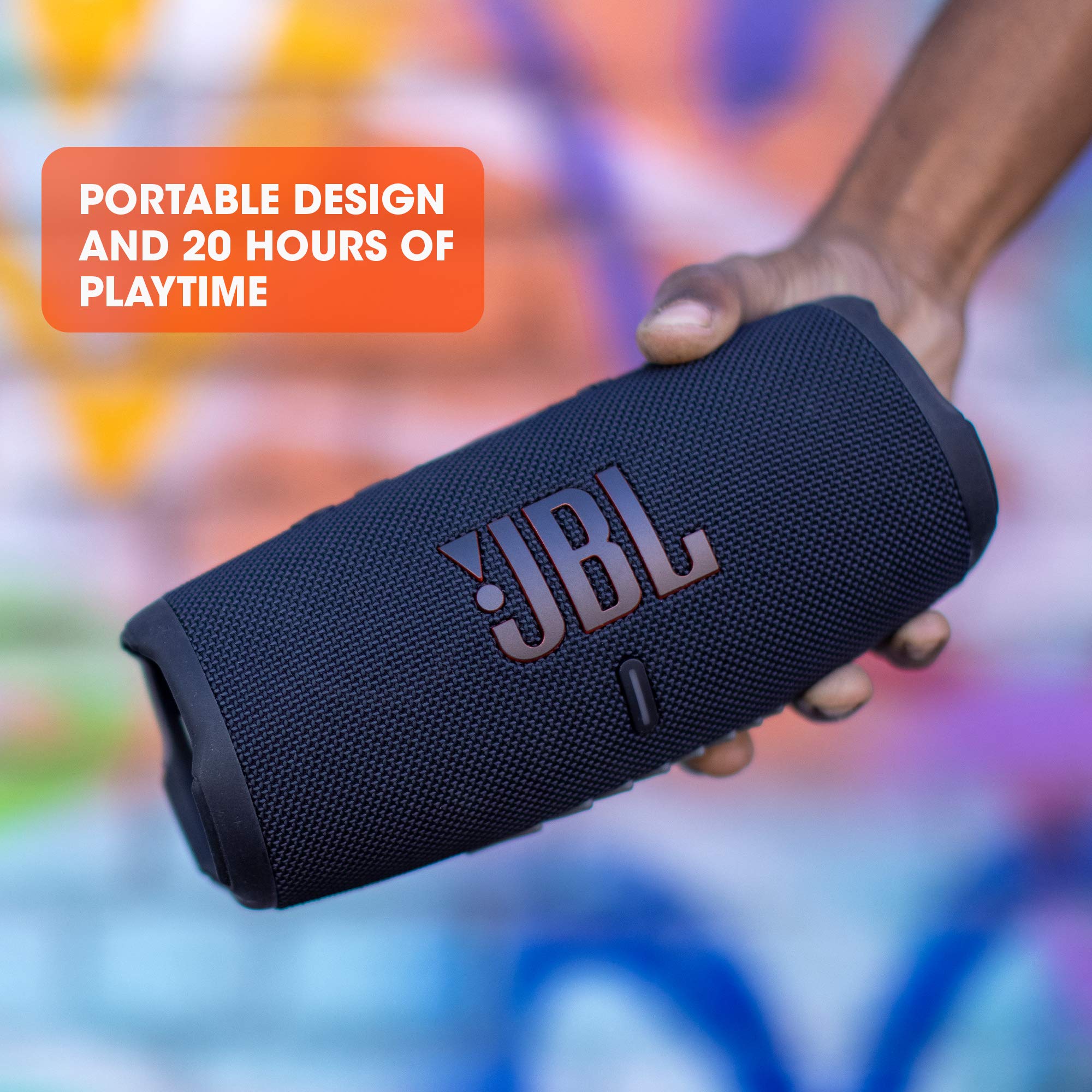 JBL Charge 5 en la playa demostrando resistencia al agua y polvo