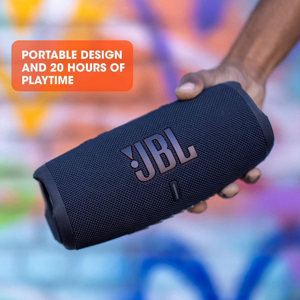 JBL Charge 5 en la playa demostrando resistencia al agua y polvo