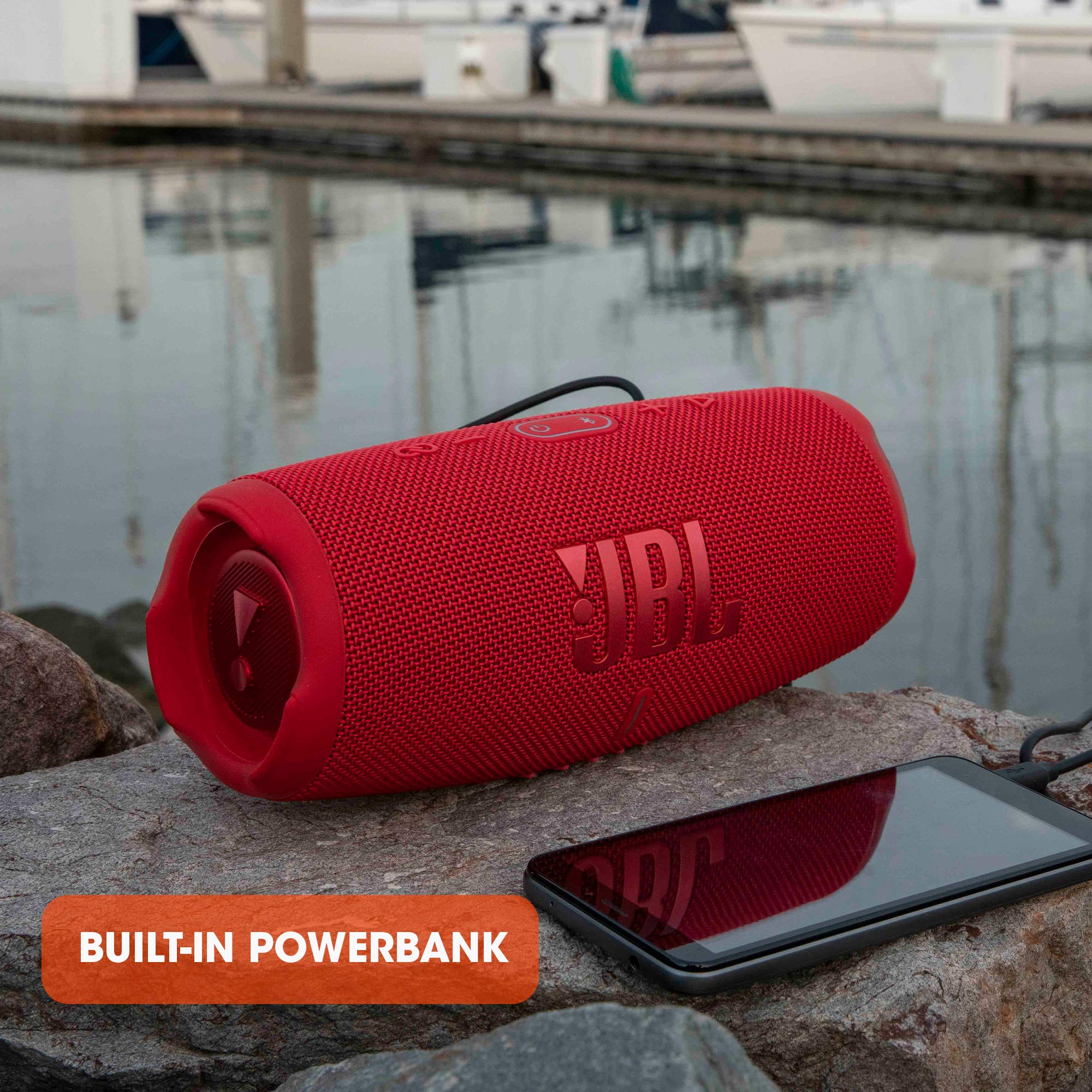 JBL Charge 5 en evento con dos altavoces unidos para más sonido