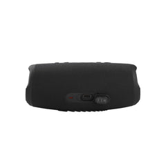 JBL Charge 5 mostrando puerto USB para cargar dispositivos móviles