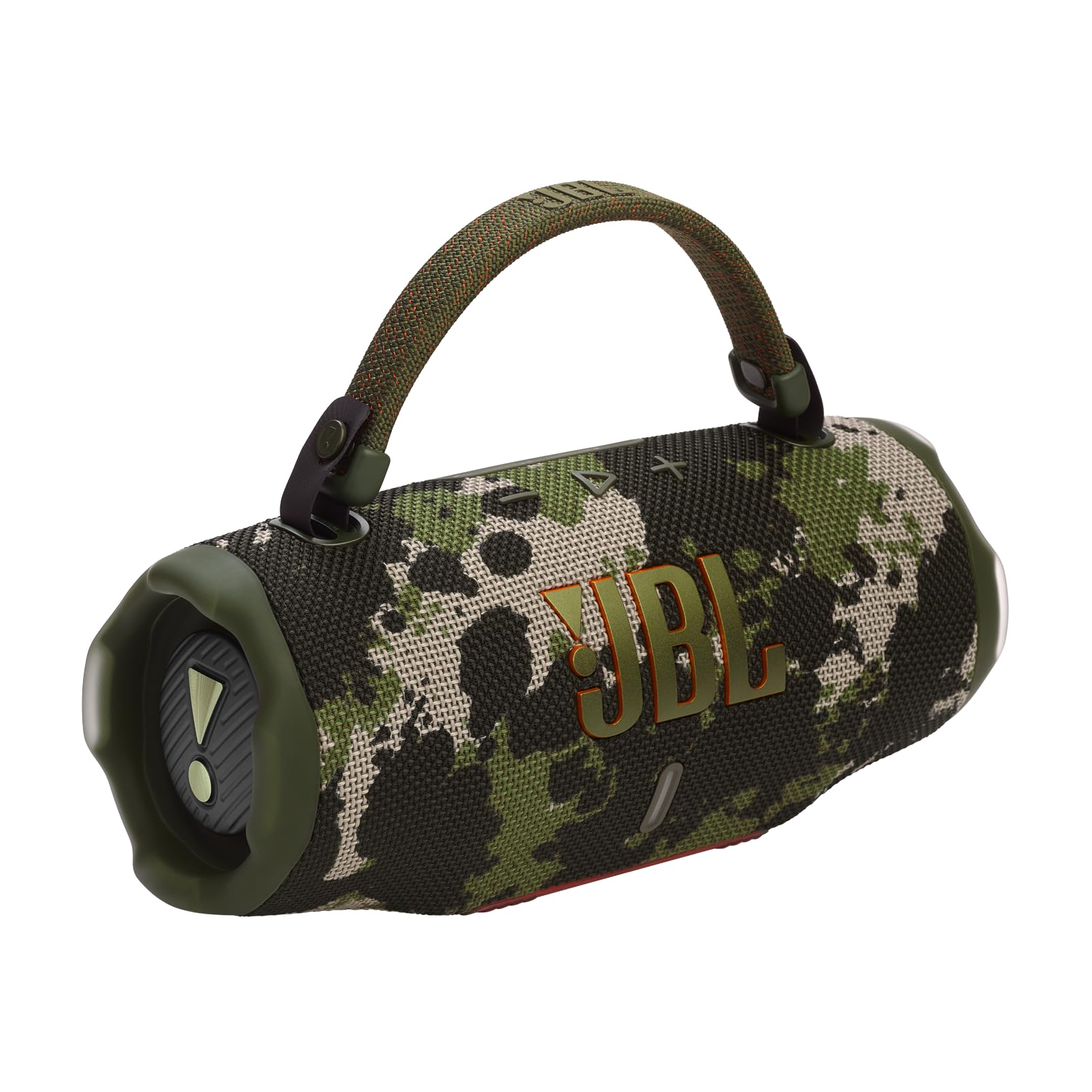 JBL Charge 6 Camo colocada en la arena de playa, resistente al agua