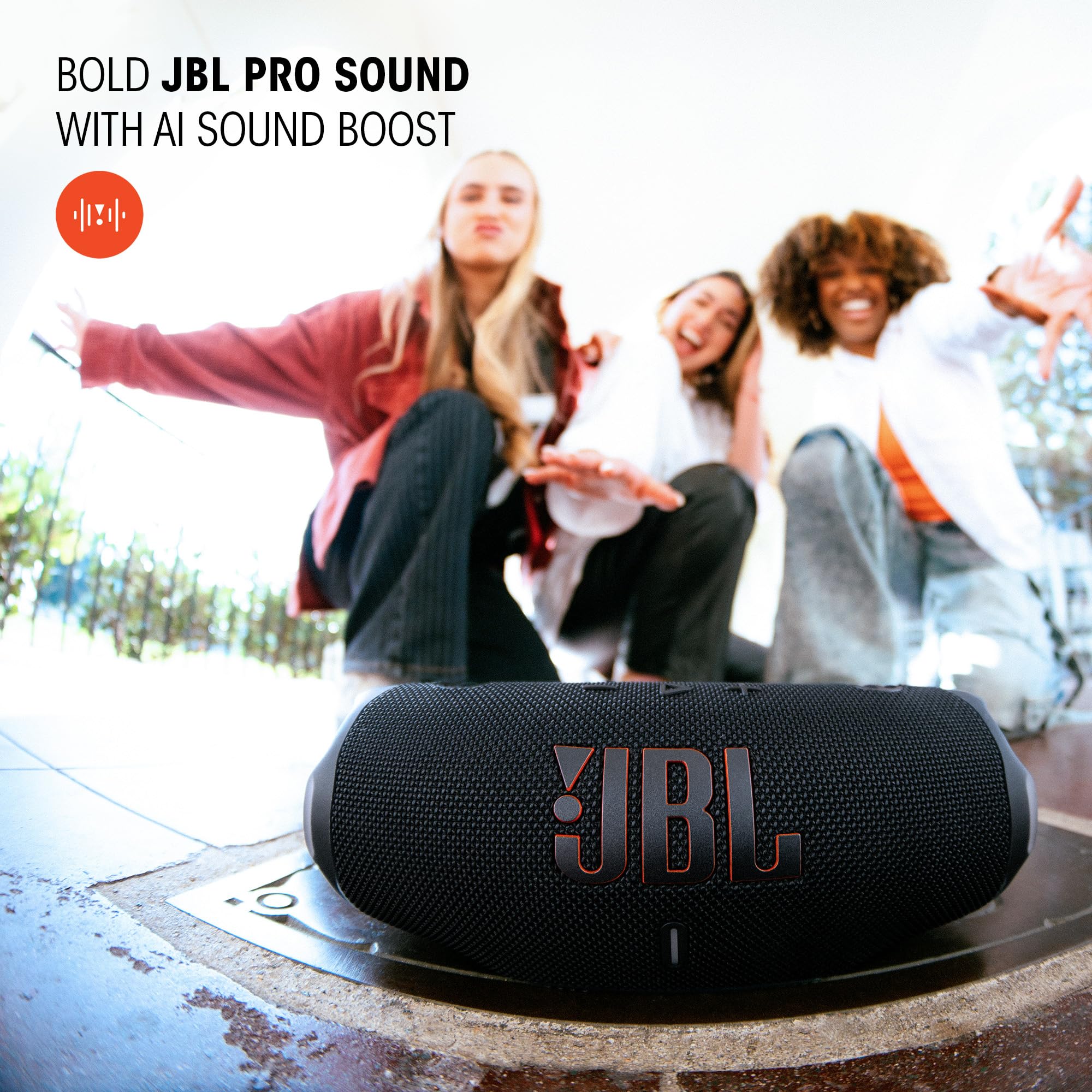 JBL Charge 6 en playa demostrando resistencia al agua