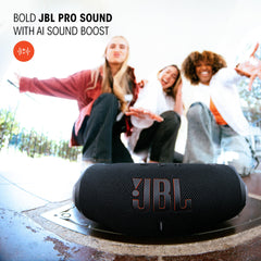 JBL Charge 6 en playa demostrando resistencia al agua