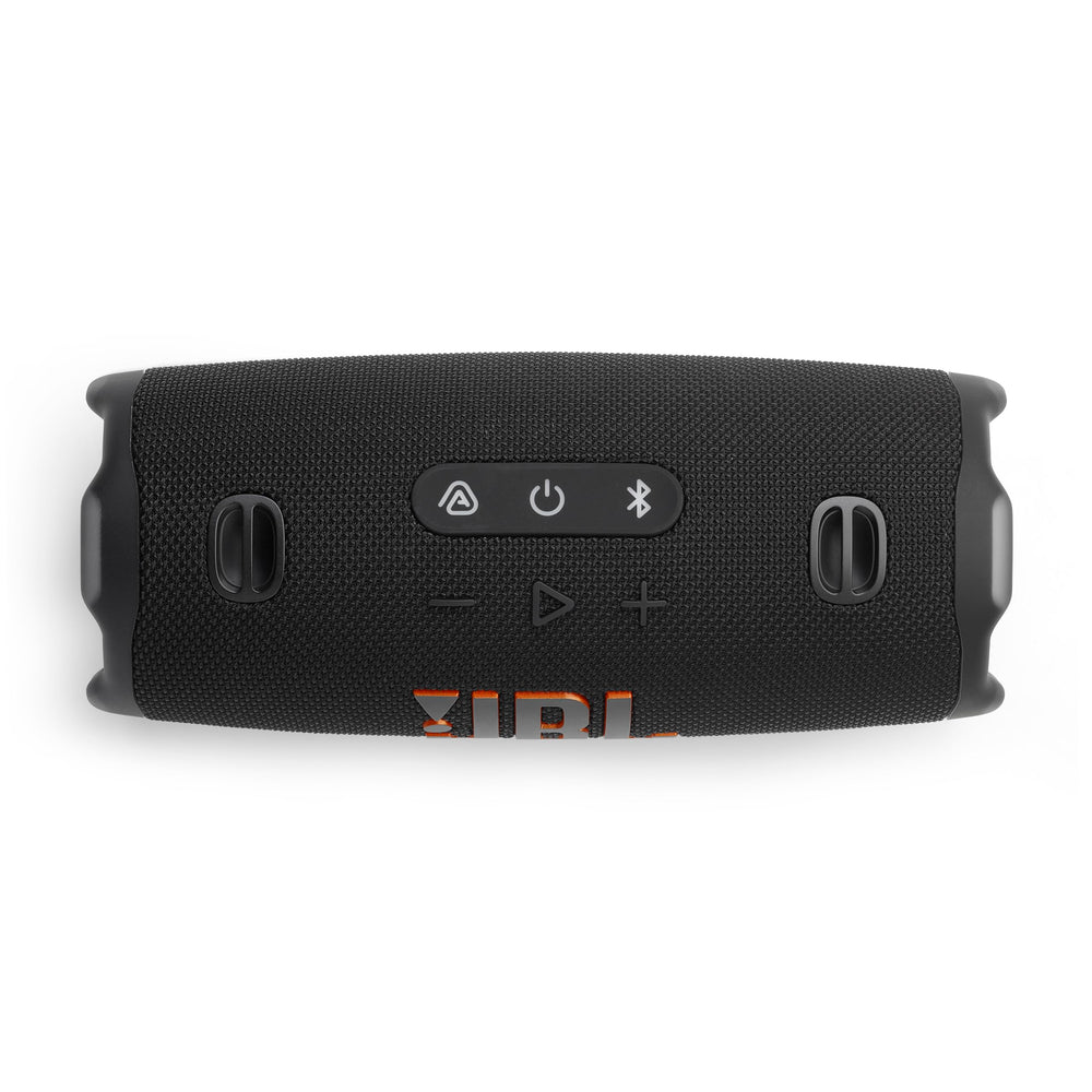JBL Charge 6 junto a mano para comparar tamaño y portabilidad