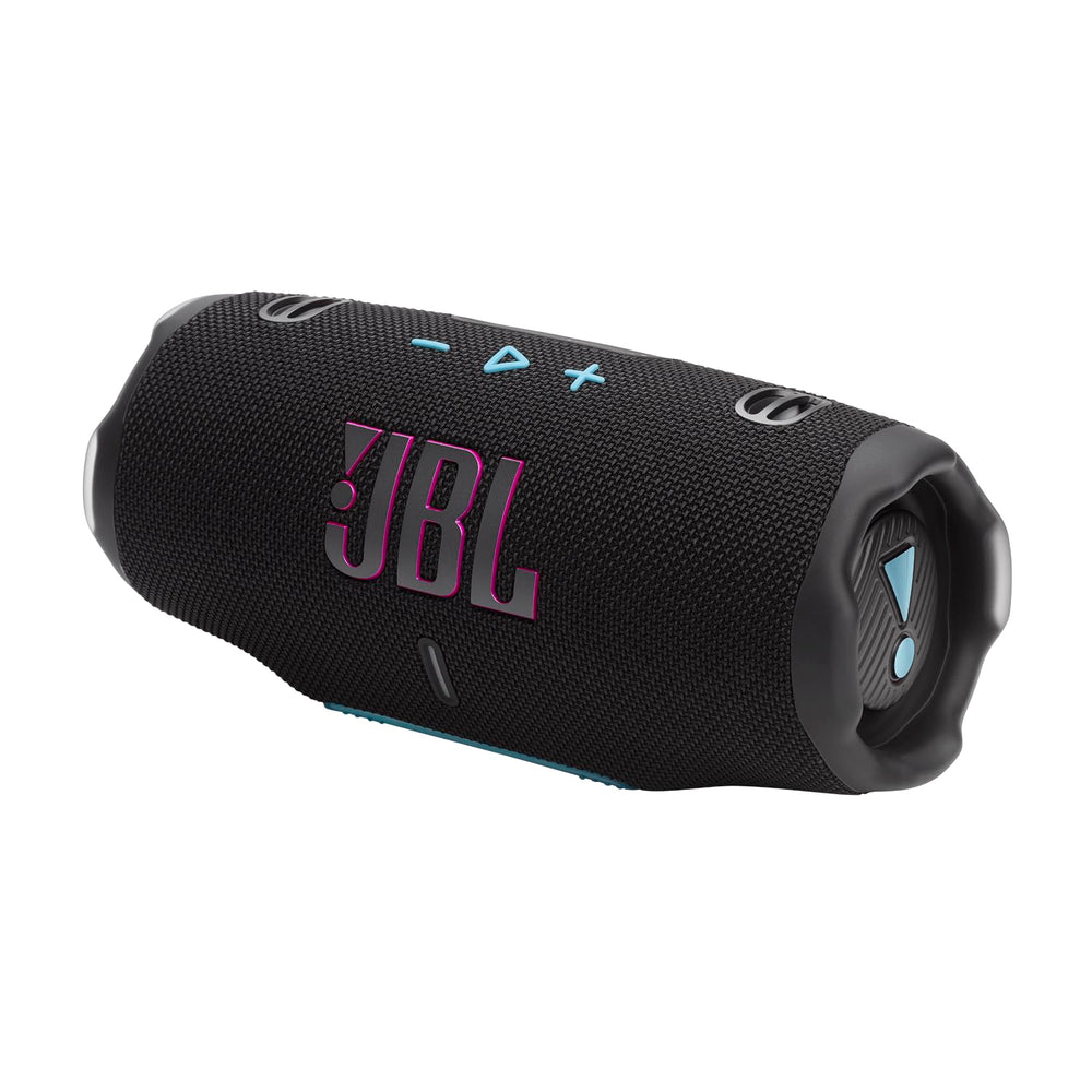 JBL Charge 6 en mano para comparar tamaño, portátil y fácil de llevar